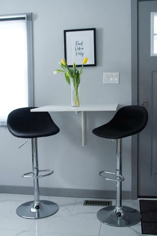 Cozy Two Bedroom Home-Free Parking Ottawa
