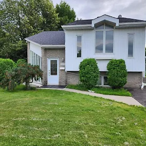  Holiday home Timeless Tranquility, A Place Near Everything! Canada